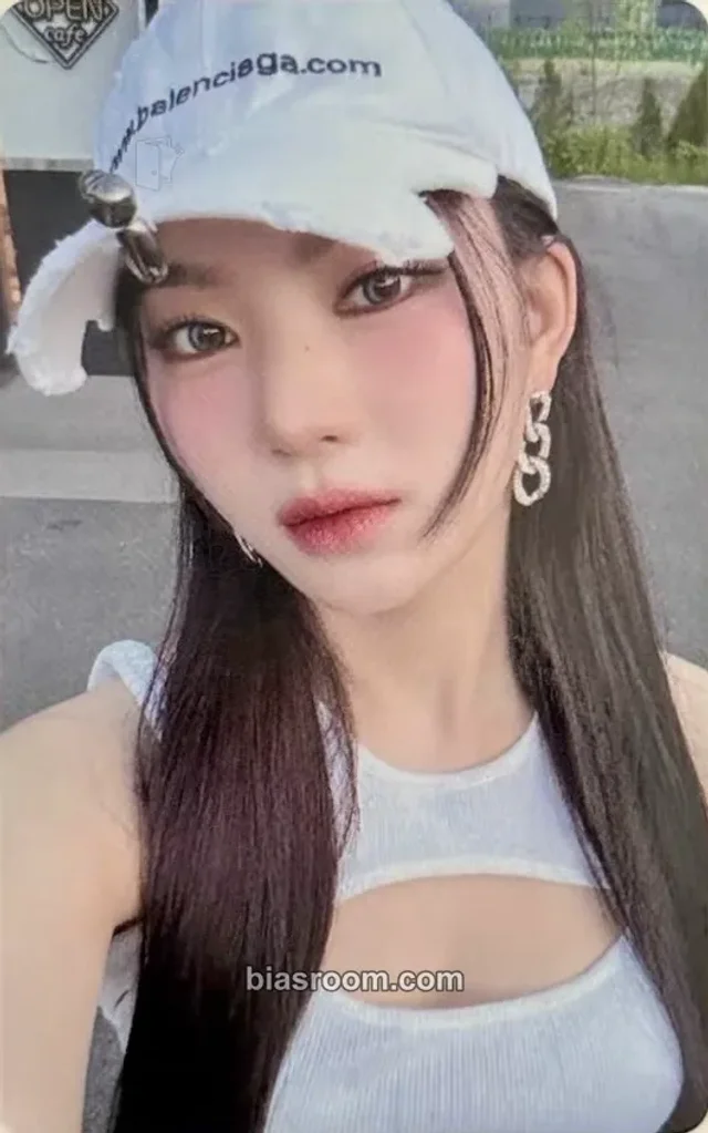 Isa STAYC Metamorphic K-pop photocard