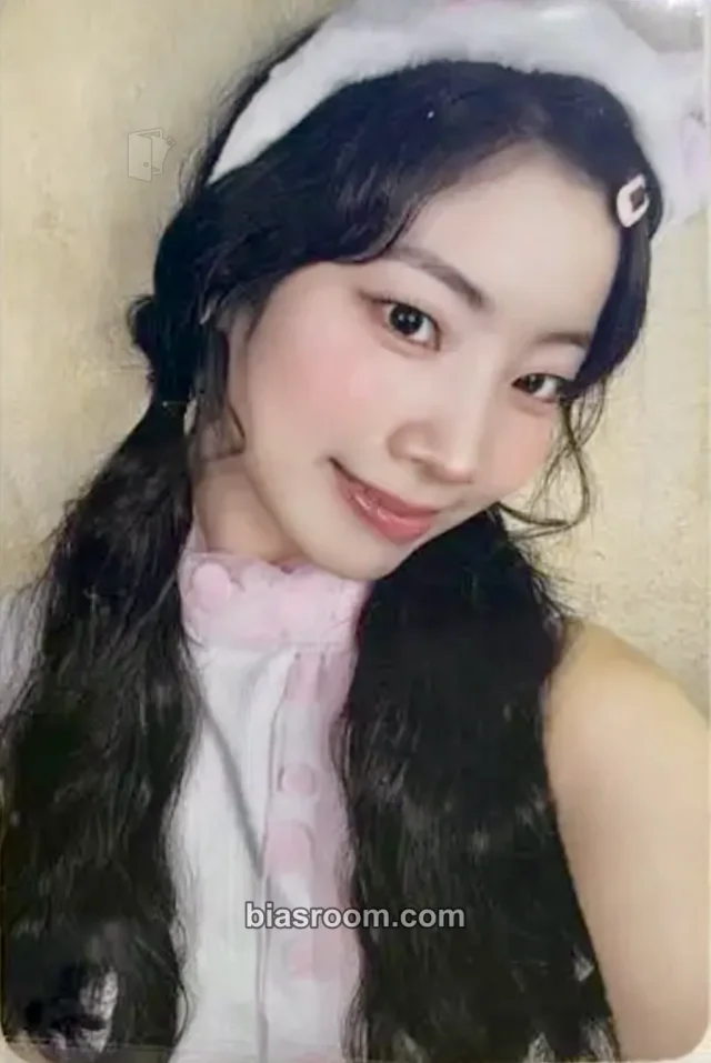 Photocard K-pop Dahyun TWICE TWICE The Thri11 (11th Anniversary Pop-Up)