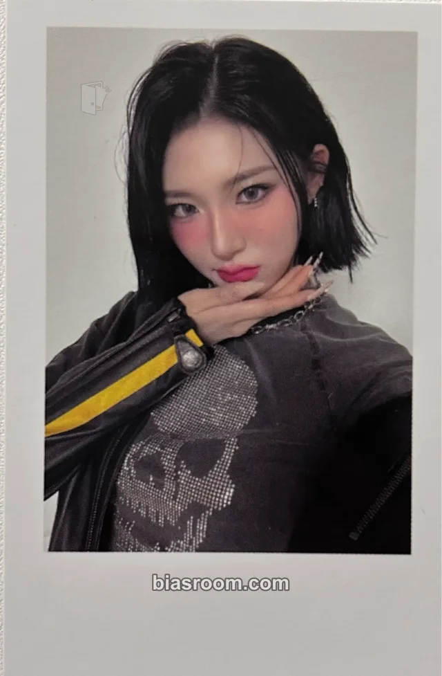 Photocard K-pop de Xinyu tripleS Performante