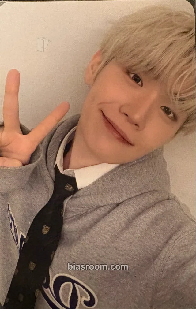 Taerae ZEROBASEONE 2026 Seasons Greetings ‘(0_1) World’ K-pop photocard