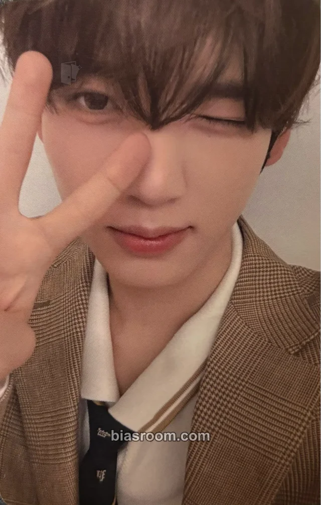 Yujin ZEROBASEONE 2026 Seasons Greetings ‘(0_1) World’ K-pop photocard