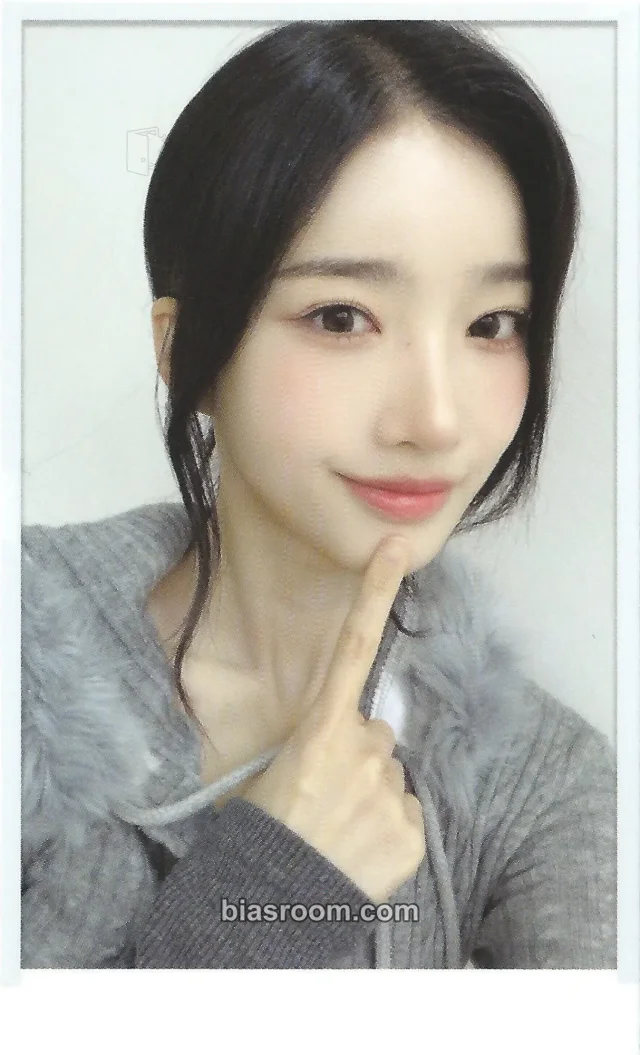 Yooyeon tripleS Beyond Beauty K-pop photocard